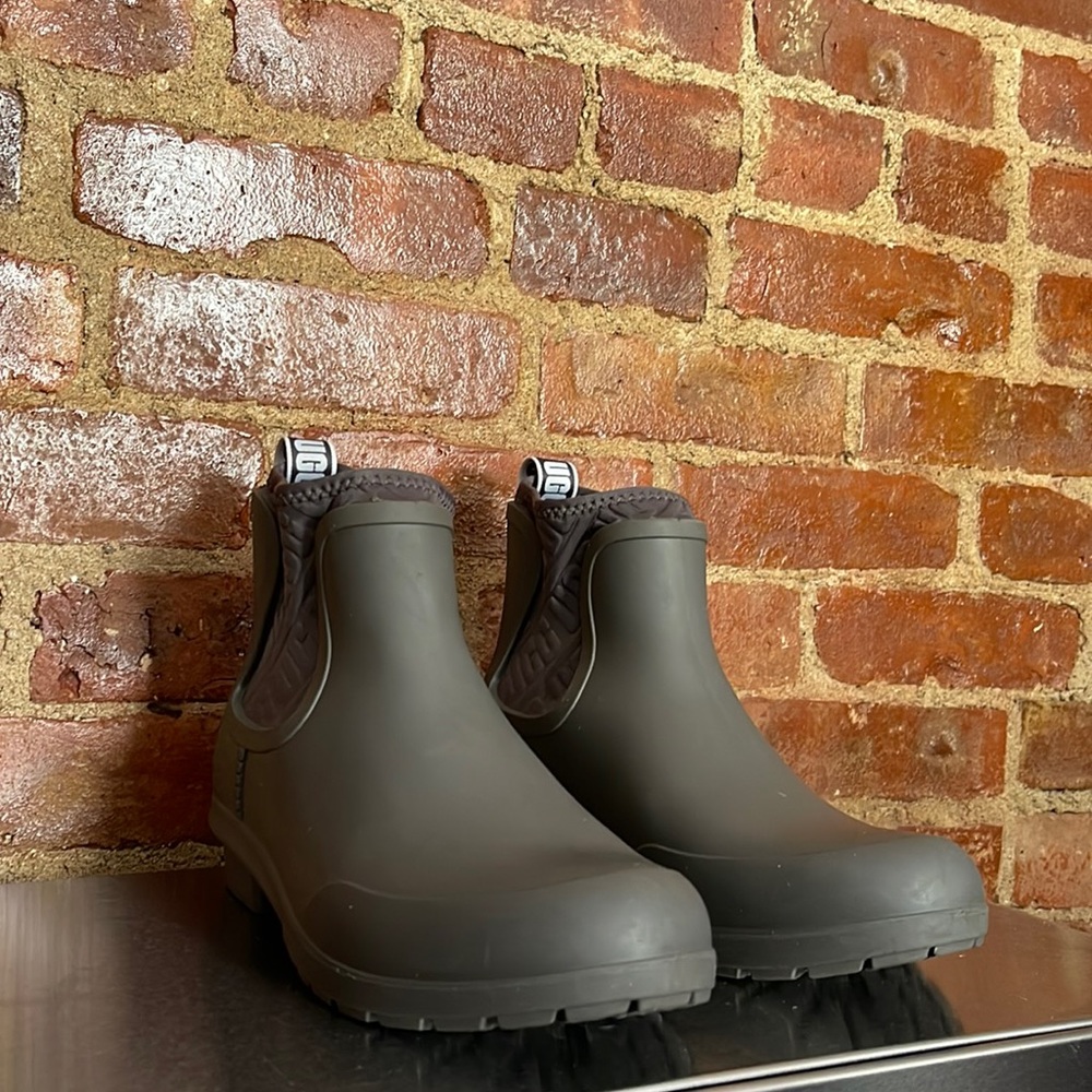 Women Chevonne UGG Rain boots.